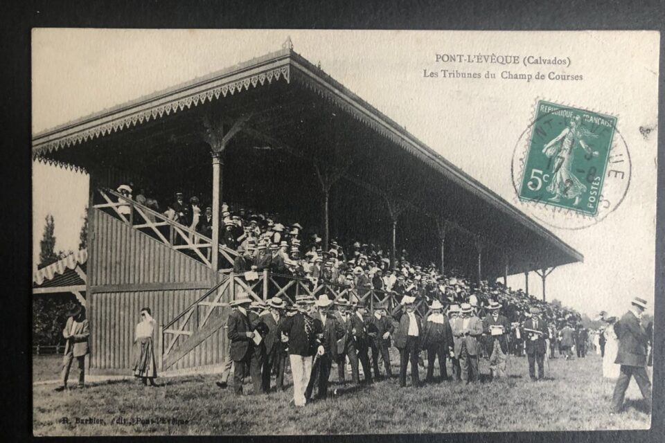 Beaucoup l'ignore, mais il existait un hippodrome à Pont-l'Evêque, construit en 1875. Jugé trop éloigné de Deauville, il sera transféré à Clairefontaine où la Ville de Deauville achète des terrains en 1924.