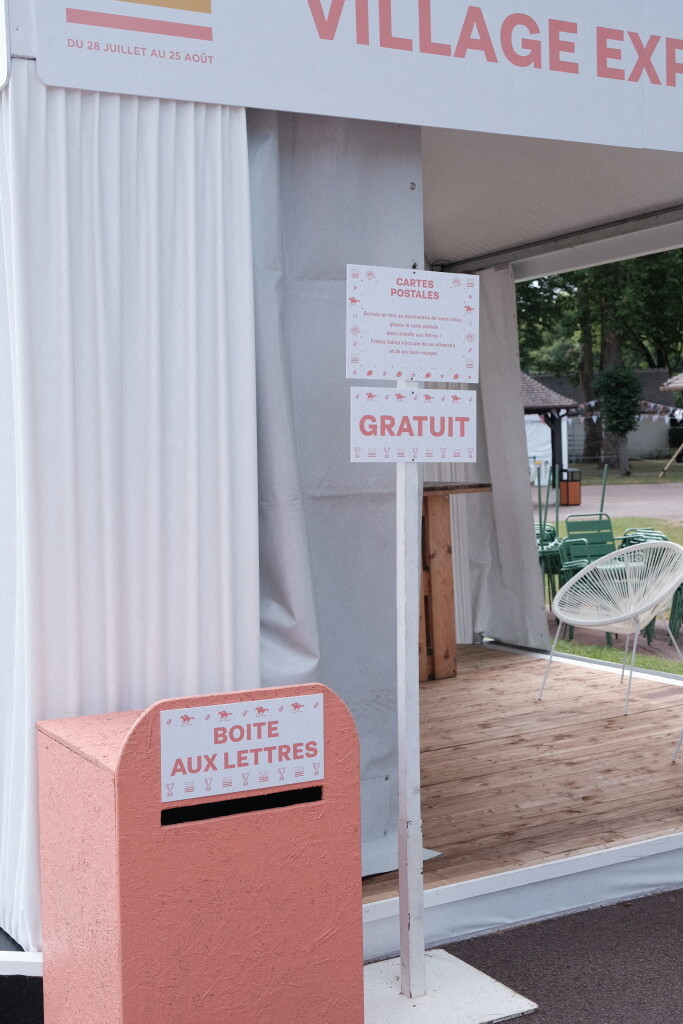 À l'occasion du Meeting, les visiteurs ont la possibilité d'écrire un petit mot sur des cartes postales dont France Galop se charge de l'envoi.