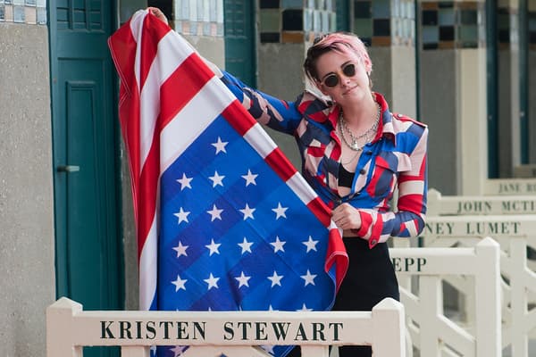 Kristen Stewart dévoile sa cabine de plage lors du 45e festival américain de Deauville (Calvados), le 13 septembre 2019. 