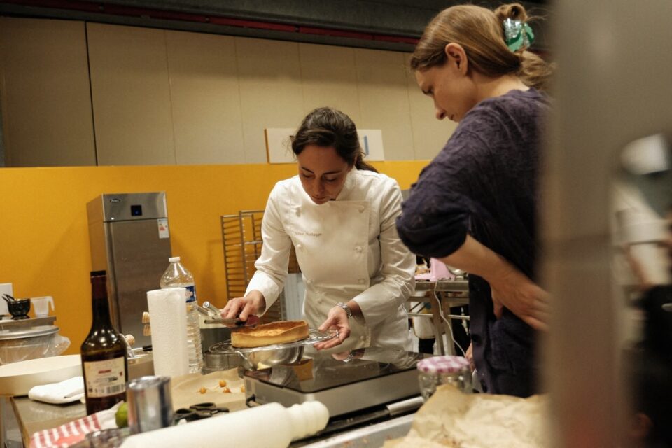 Nina Métayer distille des conseils à des participantes du concours.