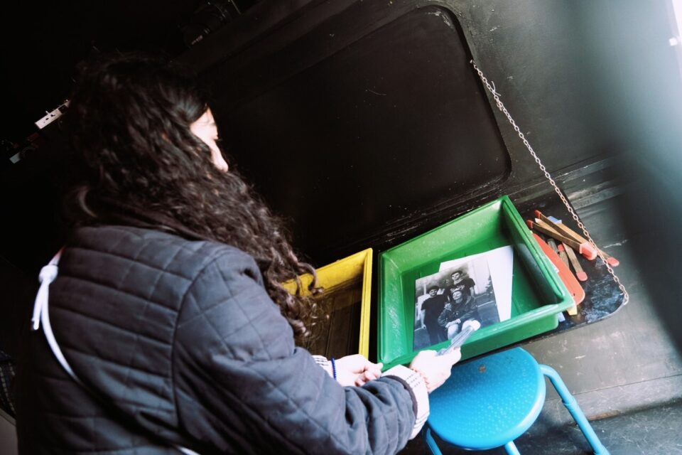 A l'intérieur de la Caravana Obscura, un véritable laboratoire de développement argentique.