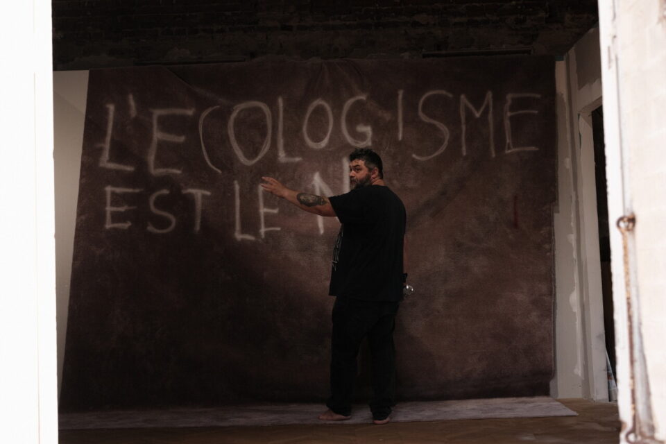 L’artiste Jacopo Benassi, invité en résidence, a partagé son travail de création dans une performance à la Chatonnière.