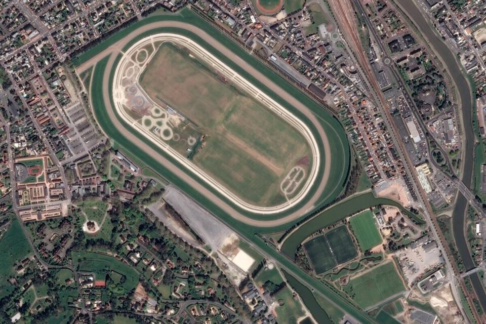 Les marqueurs fondateurs -casino, plage, hippodromes, gare - sont toujours présents, tout comme la fameuse promenade des Planches ou les villas de bord de mer.