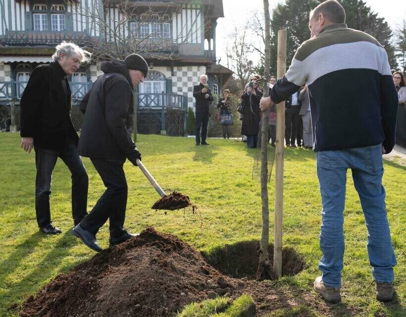 lors de sa venue à Deauville, il avait également planté un pommier dans les jardins de la Villa Strassburger, aux côtés de Philippe Augier, maire.