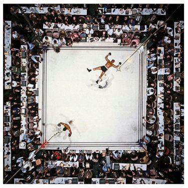 Mohamed Ali, immortalisé par Neil Leifer, vient de mettre K.-.O Cleveland Williams au championnat du monde poids lourds. Le 14 novembre 1966, à Houston (Texas).