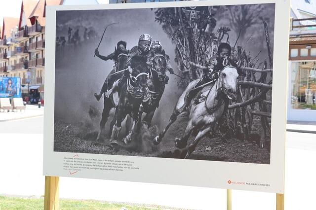 Les enfants jockeys montent à cru lors de la course Maen Jaran en Indonésie. Ouest-France photo les enfants jockeys montent à cru lors de la course maen jaran en indonésie. © ouest-france