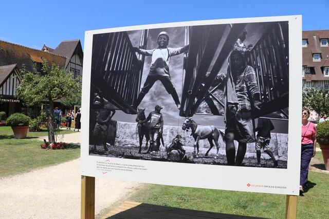 Un jeune enfant, jambes écartées, est dans l’attente de chevaucher le cheval sur la ligne de départ. Ouest-France photo un jeune enfant, jambes écartées, est dans l’attente de chevaucher le cheval sur la ligne de départ. © ouest-france