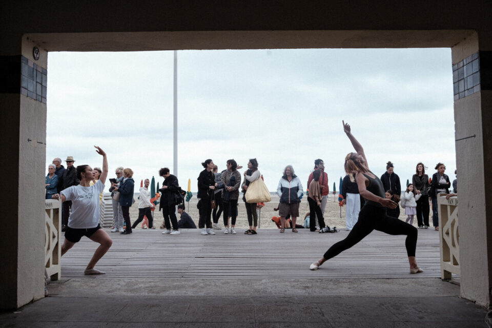 Dans le cadre de Deauville sur pointes, un cours de danse ouvert a tous et dirigé par Arthus Raveau, le premier danseur de l'Opéra de Paris, a investi les planches de Deauville.