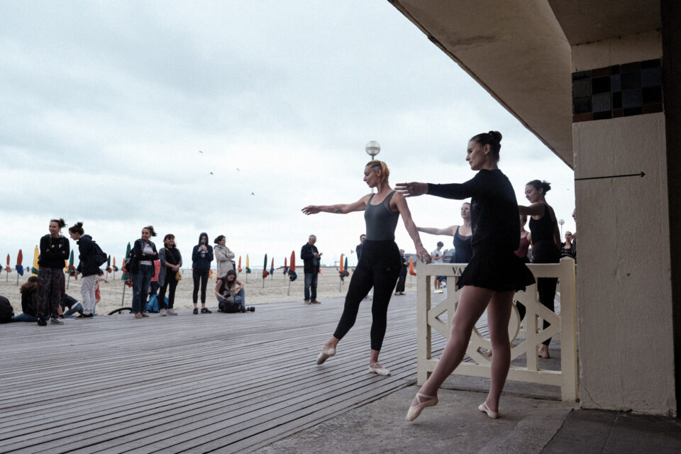 Dans le cadre de Deauville sur pointes, un cours de danse ouvert a tous et dirigé par Arthus Raveau, le premier danseur de l’Opéra de Paris, a investi les planches de Deauville.