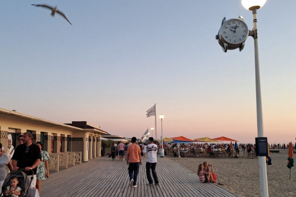 Samedi, l'horloge sur les planches indique 22h03 et l'incroyable douceur rend la soirée incroyable.