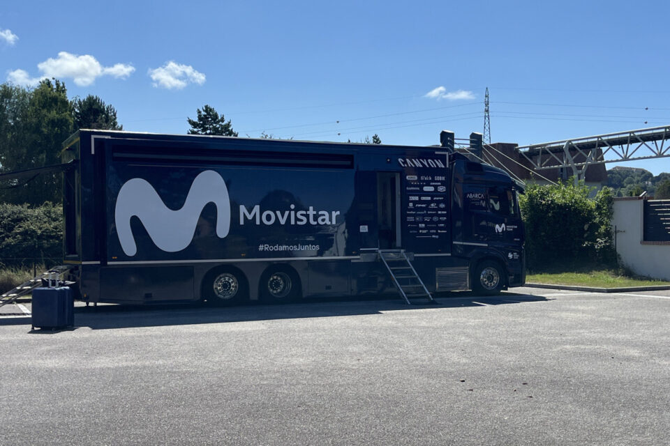 L'un des camions de la Movistar Team stationné à l'hôtel.