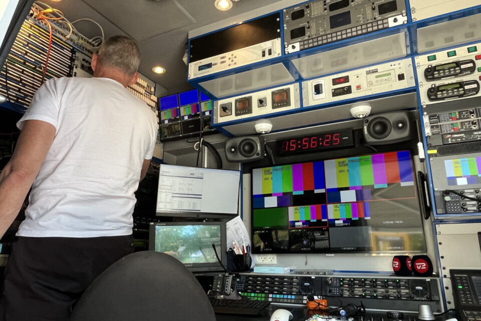 Le véhicule est un camion-régie.