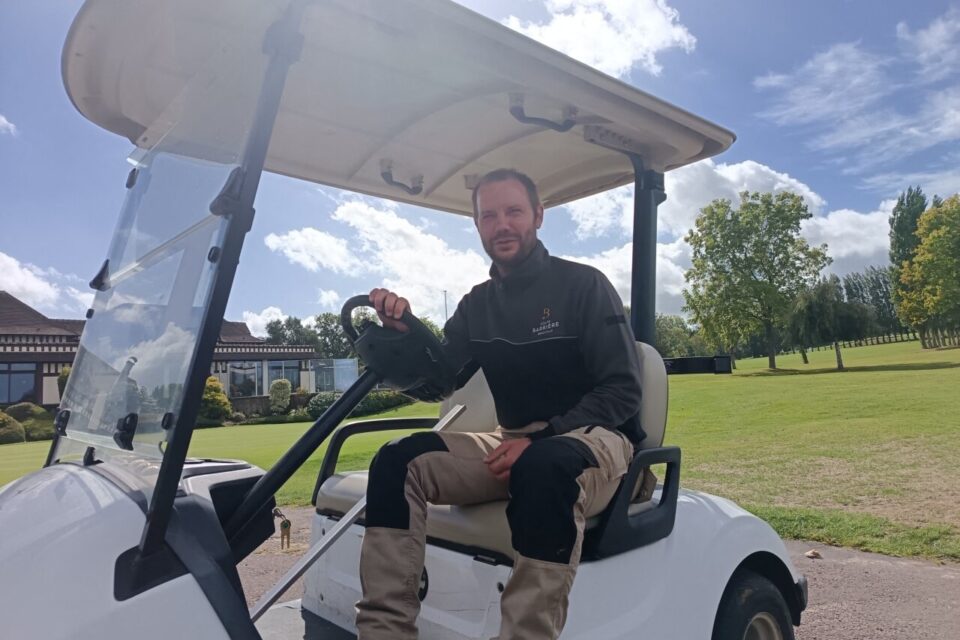 En tant que greenkeper, Guillaume Brière ne se déplace jamais sans sa golfette.