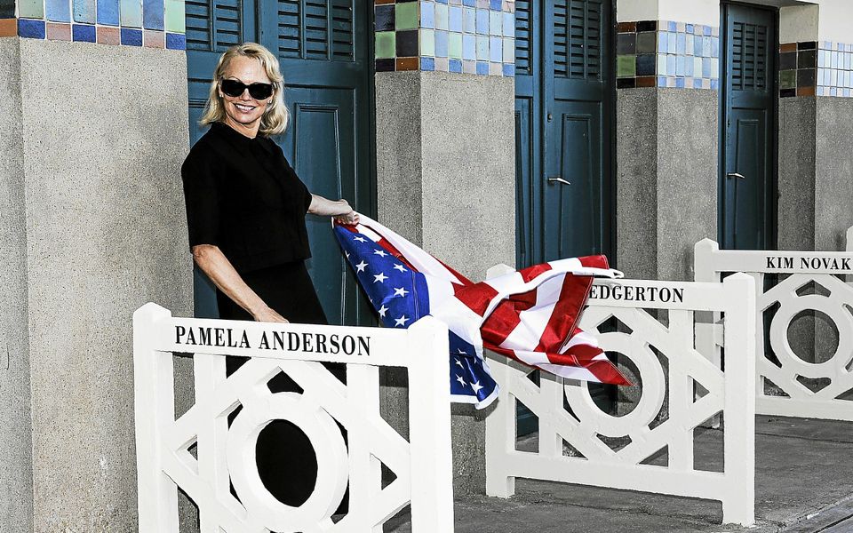 Le samedi 6&nbsp;septembre, Pamela Anderson a inauguré sa cabine de plage.