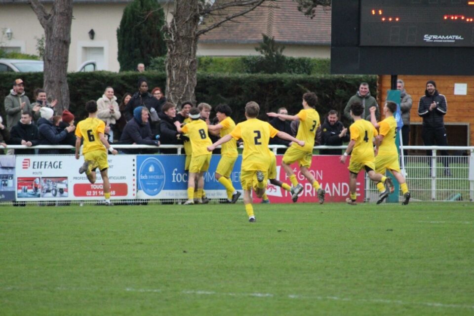 Scène de joie après le but des locaux.