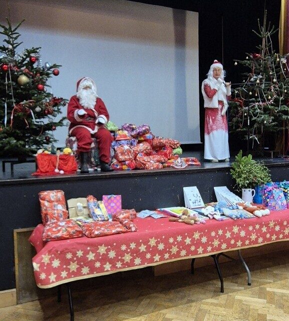 Remise des cadeaux par le Père et la Mère Noël