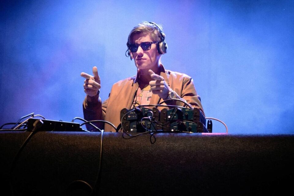 Derrière ses platines, Kavinsky assume son personnage mi-frimeur mi-zombie, qui fait chavirer aussi bien les amateurs d'electro que les néophytes. - DSCF0674