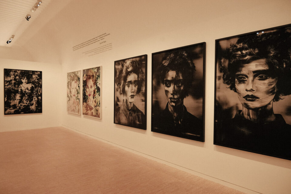 Aux Franciscaines, une exposition dédiée à l'artiste Valérie Belin explore une soixantaine de photographies choisies parmi ses séries les plus emblématiques.