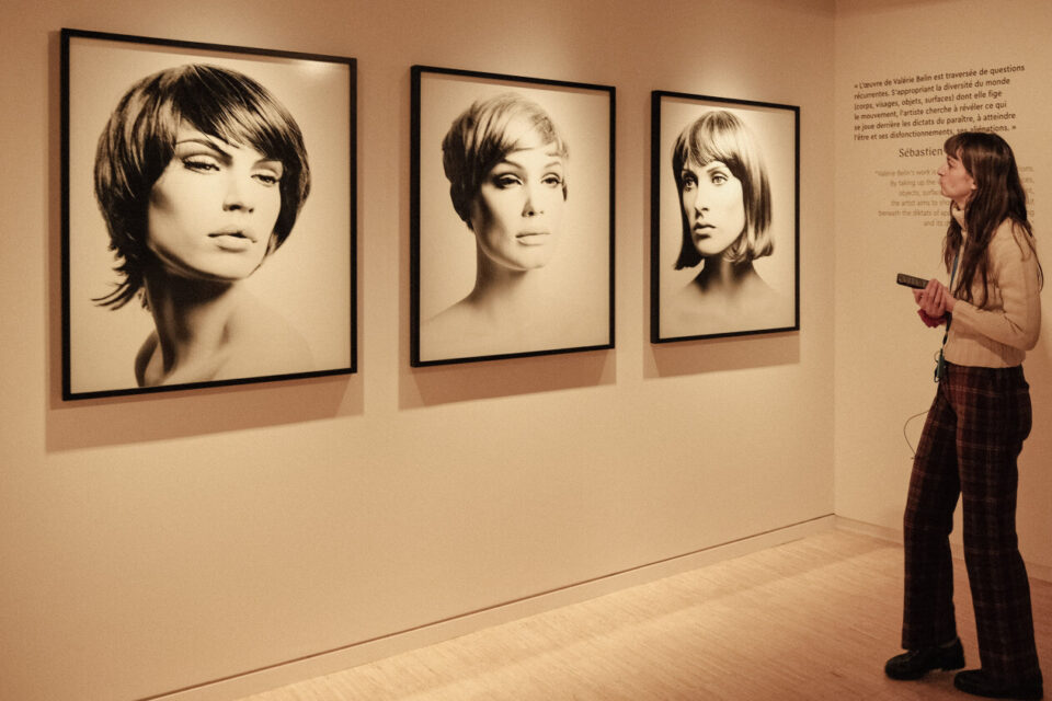 Aux Franciscaines, une exposition dédiée à l'artiste Valérie Belin explore une soixantaine de photographies choisies parmi ses séries les plus emblématiques.