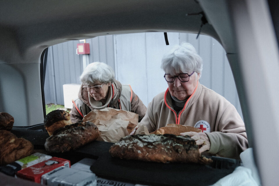 Renée et Thérèse, bénévoles à la Croix Rouge, assurent la distribution du jour.