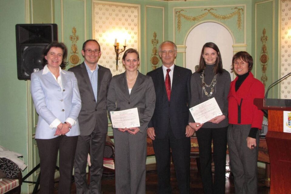 SURTITRE: Mastère Sciences et managment de la filière équine TITRE: Les deux premières diplomées ACCROCHE: Mardi dernier à Deauville, les deux premières étudiantes de la première promotion du Mastère Sciences et managment de la filière équine ont reçu leurs diplômes. LEGENDE: Les deux diplomées en compagnie de Laurence Meunier, présidente du Pôle de compétitivité équine, de Guillaume Capard, adjoint au maire de Deauville, Louis Romanet, président du FRBC, et Véronique Julliand, responsable de la formation. - IMG_2433