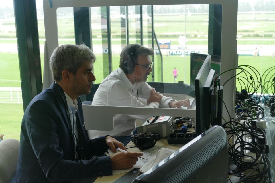 Gianni Caggiula (premier plan) et Stéphane Costes, les deux voix du meeting de Deauville.