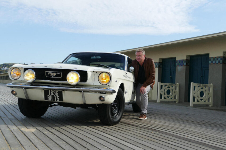 La réplique de la Mustang 184 fait son cinéma Joël Lefebvre et sa Mustang étaient sur les planches de Deauville, ce jeudi, pour un tournage avec France 2. - P2680562