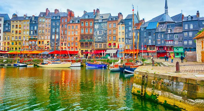 Les façades colorées du port de Honfleur.