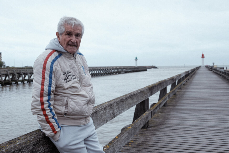 Claude Lelouch sur la jetée de Trouville-sur-Mer.