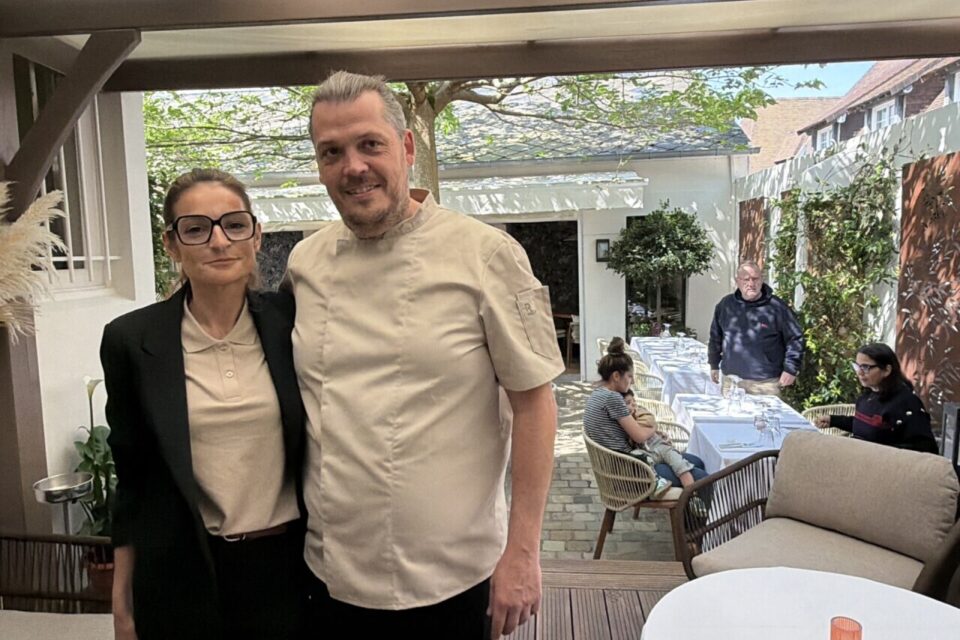 La cerise sur la gâteau, c'est cette terrasse ombragée à l'abri de l'agitation environnante les jours de courses.