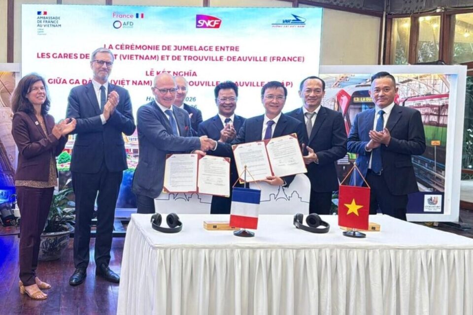 La signature de l'accord de jumelage entre la gare de Dà Lat (Vietnam) et la gare de Deauville-Trouville (France), tenue le 7 mai à Hanoï, marque un jalon important dans les relations entre la France et le Vietnam.