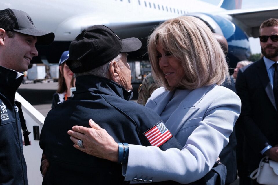Dans le cadre du 80e anniversaire du Débarquement, une quarantaine de vétérans américains ont atterri à l'aéroport de Deauville. Un accueil en présence de Brigitte Macron.