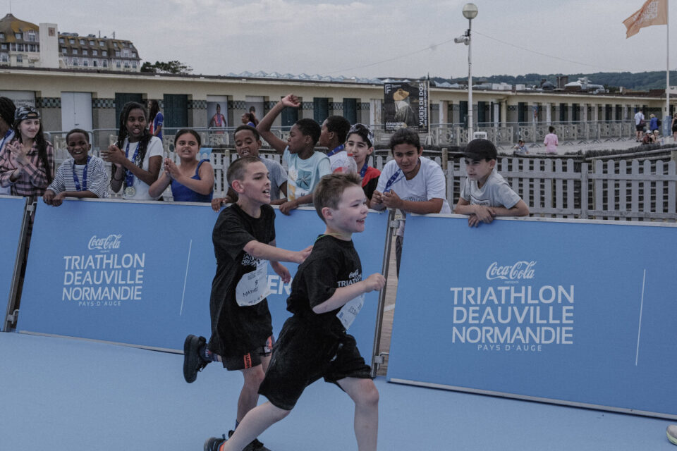 Des jeunes de Caen, de l'école Albert-Camus, à Caen, ont participé aux Duos inclusifs, au triathlon de Deauville.