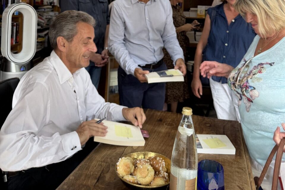 Les chouquettes spécialement fabriquées pour le président Sarkozy trônent sur le bureau.
