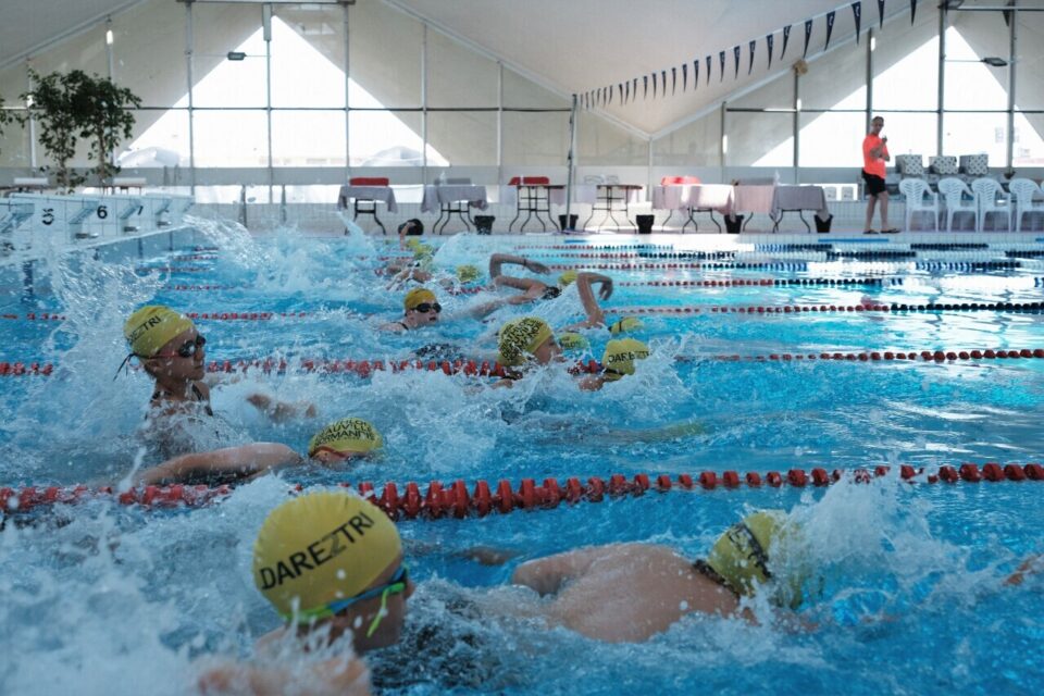 Au départ de l'épreuve de natation, dans la piscine de Deauville.