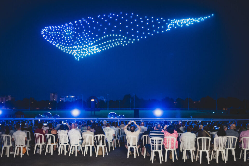 Les 24 et 25 juillet 2026, le spectacle de drones « Le Voyageur des Rêves » sera présenté à l'hippodrome de Deauville - La Touques.