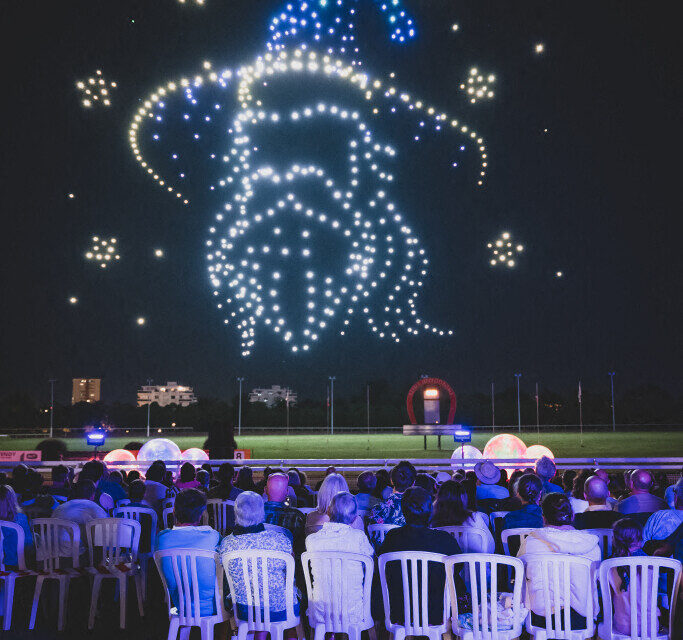 Les 24 et 25 juillet 2026, le spectacle de drones « Le Voyageur des Rêves » sera présenté à l'hippodrome de Deauville - La Touques.