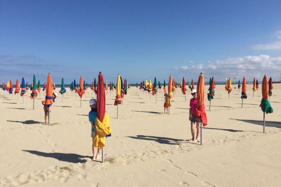 Les parasols, le sable blanc et les fameuses Planches de Deauville ont, une nouvelle fois, charmé les américains.
