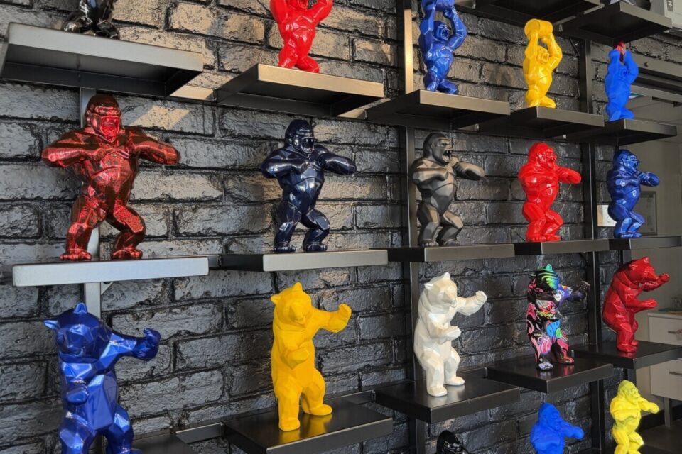 Les célèbres sculptures de Richard Orlinski se déclinent ici dans une multitude de couleurs et de finitions, offrant aux visiteurs un aperçu de l’univers pop et contemporain de l’artiste installé à Deauville (Calvados)