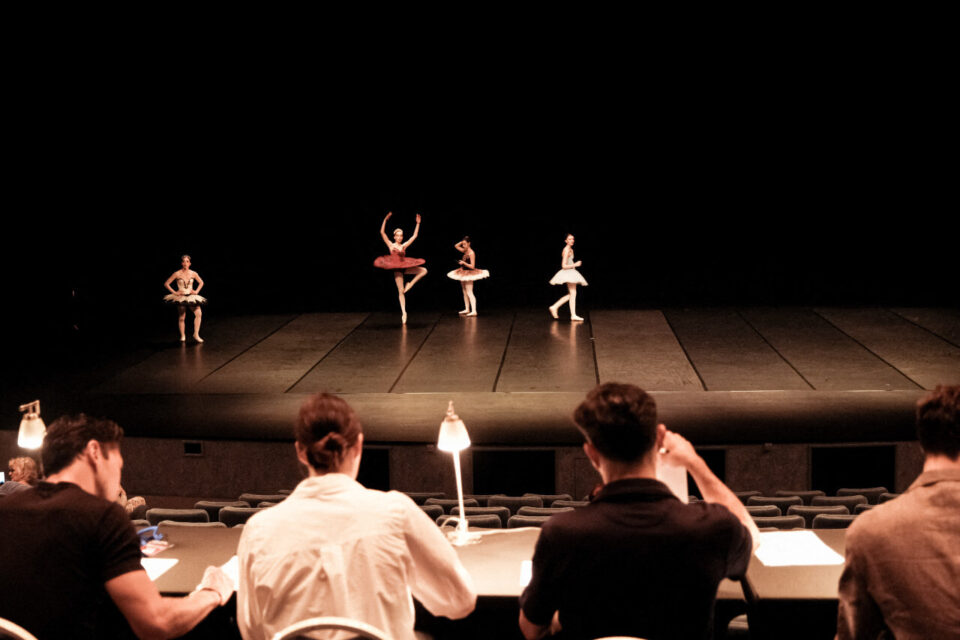 Les danseuses et danseurs se succèdent sur scène pour tenter de conquérir le jury de ce concours de la première édition de Deauville sur pointes.