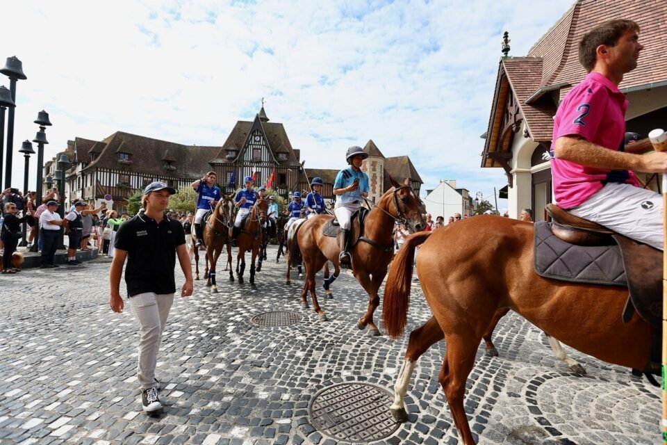 Les équipes de polo de la Barrière Deauville Polo Cup ont défilé dans le centre-ville de Deauville.