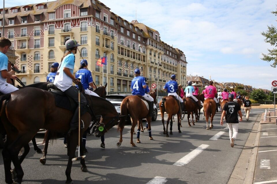 Les équipes de polo de la Barrière Deauville Polo Cup ont défilé dans le centre-ville de Deauville.