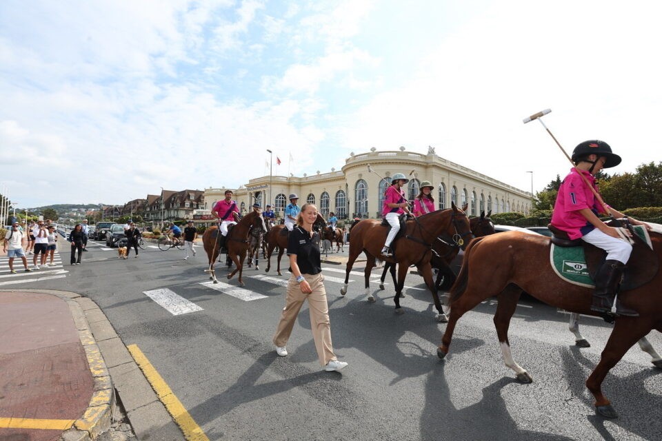 Les équipes de polo de la Barrière Deauville Polo Cup ont défilé dans le centre-ville de Deauville.