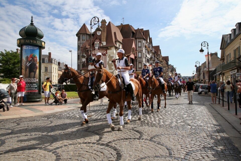 Les équipes de polo de la Barrière Deauville Polo Cup ont défilé dans le centre-ville de Deauville.