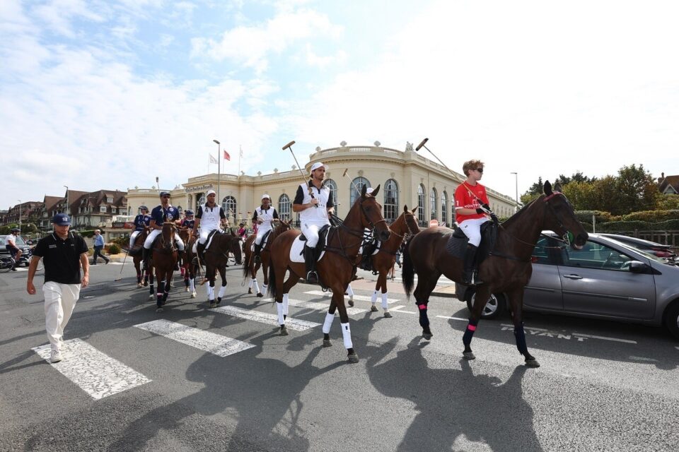 Les équipes de polo de la Barrière Deauville Polo Cup ont défilé dans le centre-ville de Deauville.