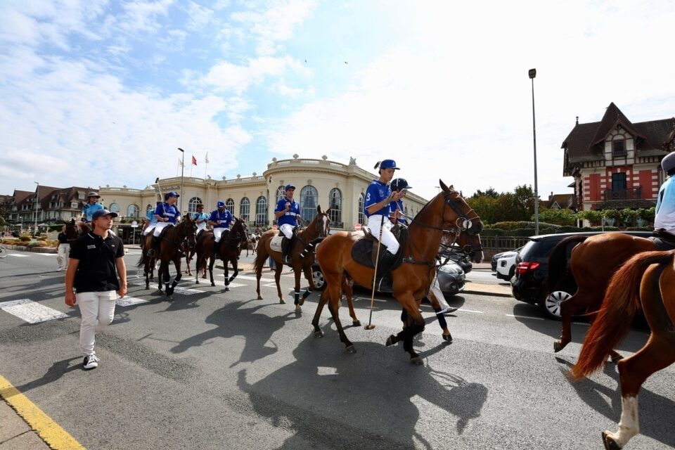Les équipes de polo de la Barrière Deauville Polo Cup ont défilé dans le centre-ville de Deauville.