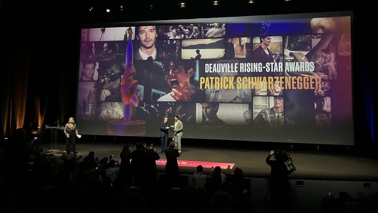 Florian Zeller remet à Patrick Schwarzenegger un Talent Award au Festival du cinéma américain de Deauville, le 11 septembre 2026. (LAURENCE HOUOT / FRANCEINFO CULTURE)