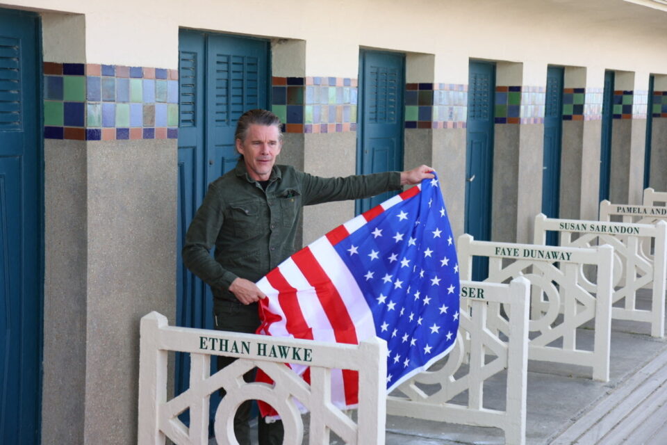 Ethan Hawke a inauguré sa cabine, sur les planches de Deauville, pour le festival du cinéma américain.