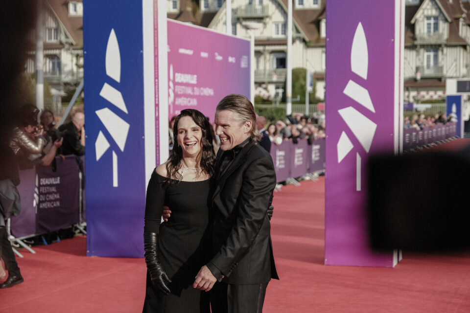 Juliette Binoche et Ethan Hawke complices sur le tapis rouge, à Deauville.