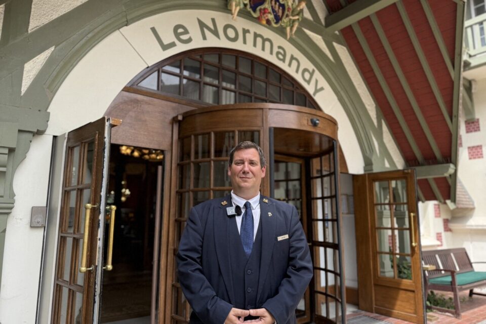 Julien Michaud, chef concierge adjoint au Normandy à Deauville et Clef d'Or depuis deux ans.